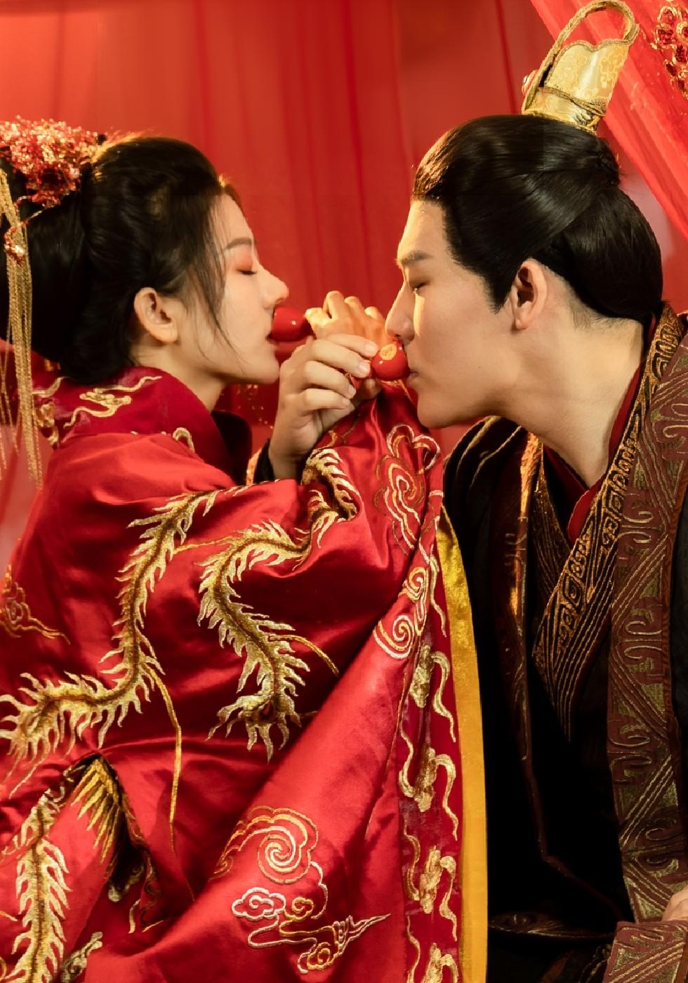 폐하는 위에, 소저는 아래에